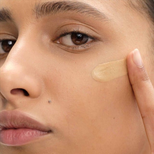 Prada – Reveal Skin Optimizing Foundation 30ml (LW15) - Image 3